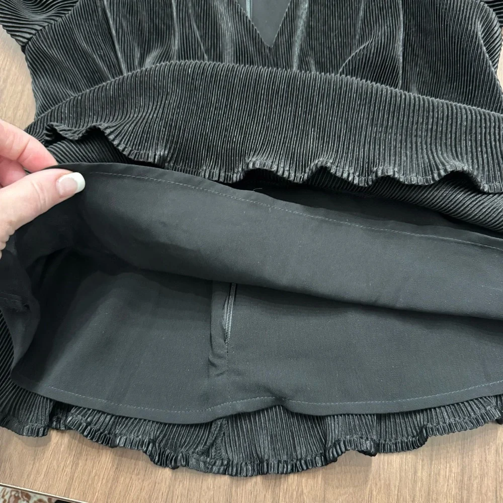 ASTR The Label Medium Black Top Blouse Long Sleeve Pleated‎ Boho Chic Whimsigoth